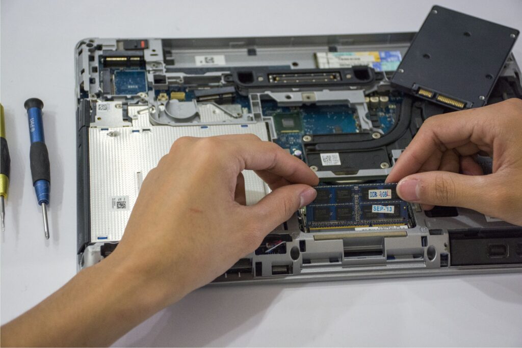 Técnico trabajando en el hardware interno de un portátil