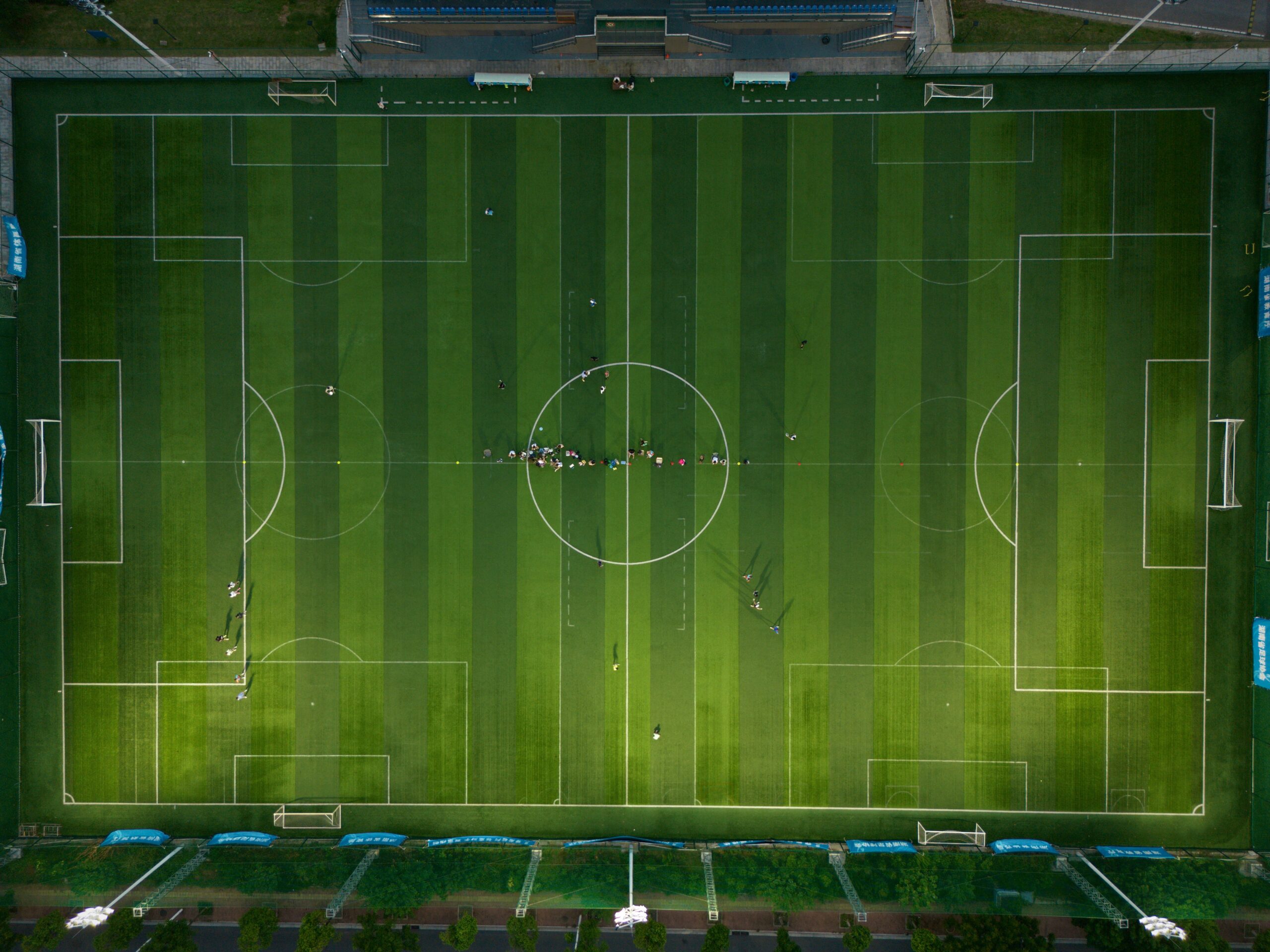 Vista aérea de una cancha de fútbol con jugadores durante un partido